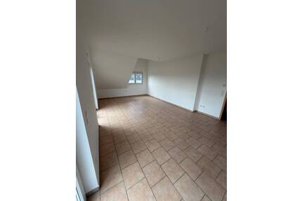 schöne 2-Zimmer DG Wohnung mit Balkon in Seligenstadt