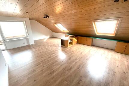 Helle 3-Zimmer DG Wohnung, Balkon, Klima, Wärmepumpe - Aspach