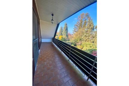 Helle 2,5 Zimmer Dachgeschosswohnung mit Sonnenbalkon im Reinbek