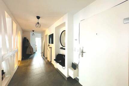 Helle 4 Zimmer Wohnung mit 2 Balkonen, großer Dachterrasse (60 qm), exklusivem Badezimmer mit Eckbadewanne und Stellplatz mit Anschluß für E Auto - Fürth Poppenreuth