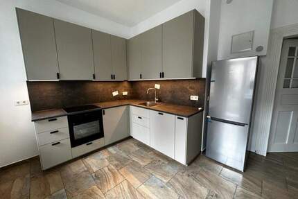 Wunderschöne 3,5-Zimmer Altbauwohnung mit neuer Einbauküche und Balkon, nur wenige Gehminuten zu den Pegnitzauen - Nürnberg Seeleinsbühl