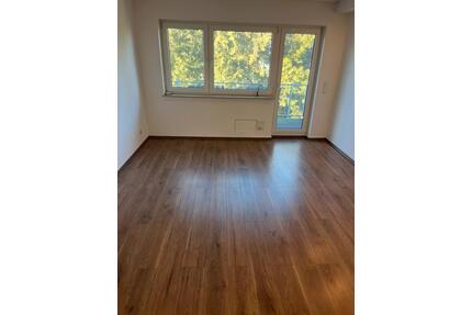 1 Zimmer Appartment Saniert , Stellplatz , Flughafennähe Köln