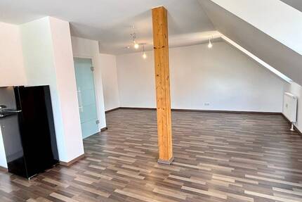 Neu renovierte 3 Zimmer Dachgeschosswohnung mit Balkon - Cadolzburg