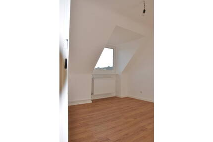 Lichtdurchflutete, ruhige, 2 Zimmer DG-Wohnung zwischen Rüttenscheid und Klinikum - Essen Holsterhausen