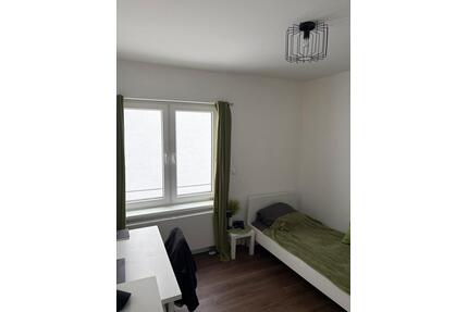 1 Zimmer in 5-Zimmer WG Wohnung. Feuerbach. 13 m² - Stuttgart