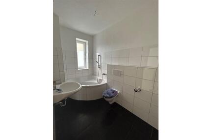 Großzügige 3-Zimmer mit Laminat, Balkon und Eckwanne in guter Lage - Chemnitz Bernsdorf