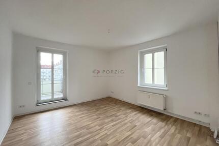 Sonnig. Hell. Perfekt für Singles – Wohnung mit Balkon - EBK möglich - Chemnitz Bernsdorf