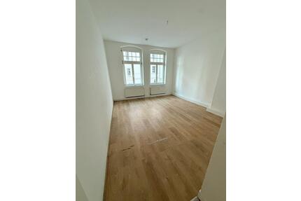 4-Zimmer Wohnung, 1. OG, Wohnküche, Wannenbad, WC, WG-geeignet - Halle (Saale) Damaschkestraße