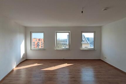 Anfragen NUR per E-Mail. Gepflegte 2-Zimmer Wohnung im 3.OG mit Balkon und Garderobenraum in der Nahe Innenstadt. - Bremerhaven