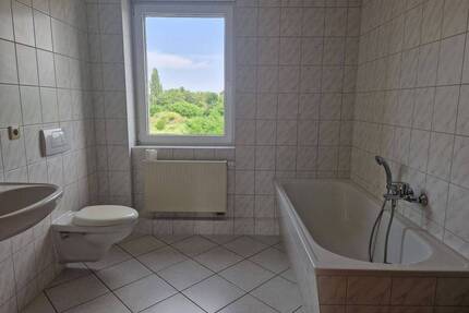 Geräumige 2 Zimmer Wohnung mit Balkon - Dessau-Roßlau West