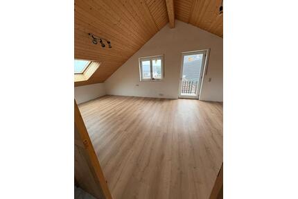 Helle 2,5-Zimmer Dachgeschosswohnung (85 m²) mit zwei Balkonen - Sinzheim