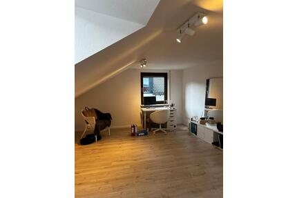 Helle 2,5-Zimmer Dachgeschosswohnung in Hösbach mit EBK