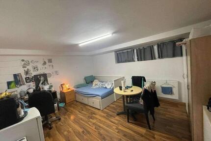 1 großes WG Zimmer Dürrlewang. - 650,00&nbsp;EUR Kaltmiete, ca.&nbsp; 21,00&nbsp;m&sup2; in Stuttgart (PLZ: 70173)