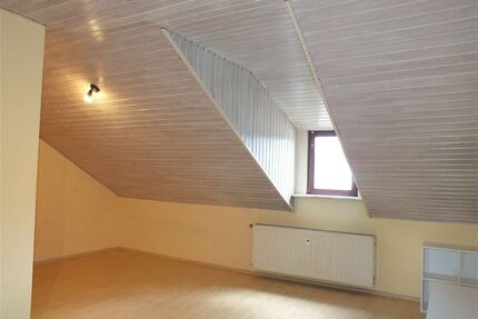 1 Zimmer Dachgeschosswohnung mit ca. 37m² Wohnfläche mit Küche und Bad. - Nauheim