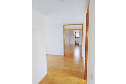 3,5 Zimmer DG-Wohnung ruhig, zentral, Holzparkett, Einbaumöbel - Bad Boll