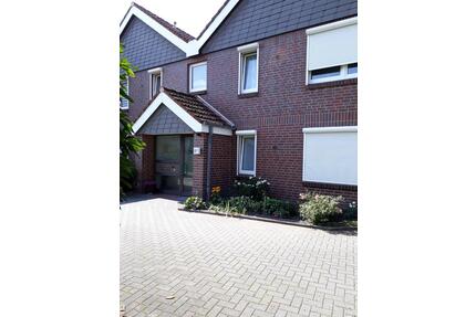 Westerstede - 2 Zimmer Küche Bad Oberwohnung an Interessenten Ü50 - ohne PKW-Stellplatz