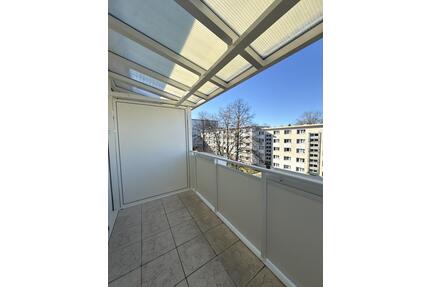 Großer Balkon Bad mit Fenster - 298,00&nbsp;EUR Kaltmiete, ca.&nbsp; 49,59&nbsp;m&sup2; in Chemnitz (PLZ: 09127) Adelsberg