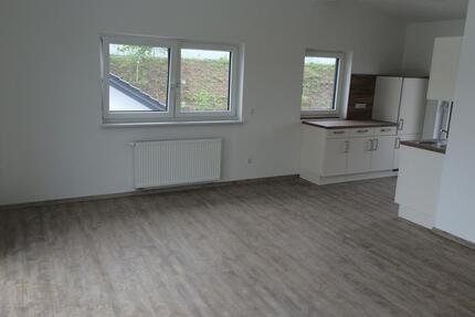 Lichtdurchflutete und neu gebaute 2-Zimmer Wohnung mit Terrasse und EBK, ohne Courtage - Nr. 7 - Deggendorf