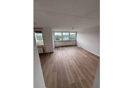 Teilweise frisch renoviertesanierte 1,5 Zimmer Wohnung - Ludwigsburg Neckarweihingen