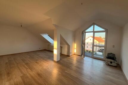 Schöne 2,5 Zimmer Dachgeschosswohnung mit Balkon - Höchstadt an der Aisch