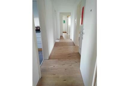 ein Zim. frei von möbiliziert Vier Zimmer Wohnung 7Km von Zentrum - Stuttgart Bad Cannstatt