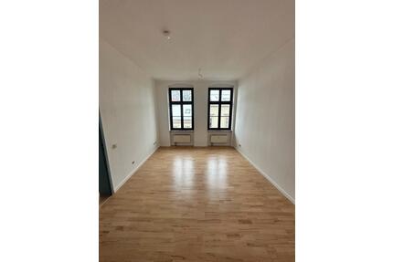 Teilsanierte 2-Zimmer Wohnung inkl. Einbauküche direkt neben Uni - Halle (Saale)