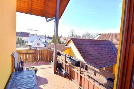 Helle 3 Zimmer Wohnung mit Balkon, Garage - Roth