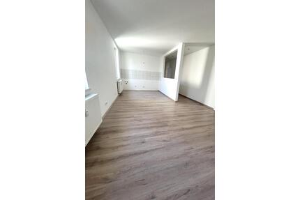 Familienwohnung | 4 Zimmer mit 94,9 m², Bad mit Wanne & Dusche, 1 Monat frei - Dessau-Roßlau
