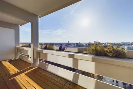 verfügbar ab 01.08.2026 - schöne 3 Zimmer Wohnung mit 2 Balkonen und Alpenblick I EBK I TG I - München Bogenhausen
