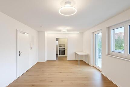Moderne, kernsanierte Wohnung, Balkon, Küche WM, Uniklinik Neusäß