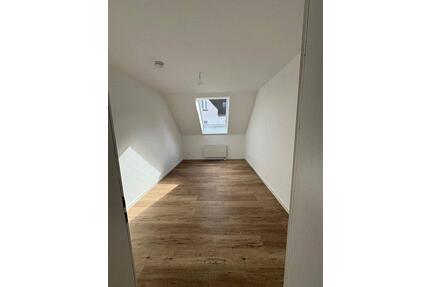 Frisch sanierte 2 Zimmer DG-Whg-Vermietung nur mt WBS mögl.! - Dortmund Innenstadt Nord