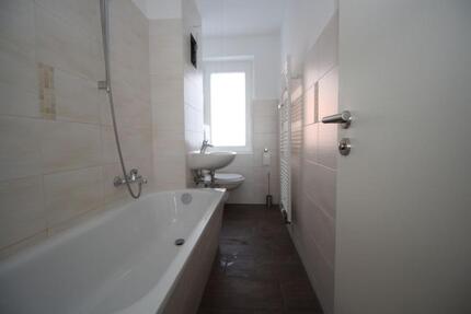 NEU RENOVIERT! **3-Zimmer-Wohnung mit neu saniertem Badezimmer im 1. OG zu vermieten** - Weischlitz