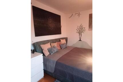 WG-Zimmer in einer Fauen-WG - 600,00&nbsp;EUR Kaltmiete, ca.&nbsp; 56,00&nbsp;m&sup2; in München (PLZ: 81476) Thalkirchen-Obersendling-Forstenried-Fürstenried-S