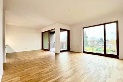 Großer Wohn- und Essbereich mit Terrasse | bodentiefe Fensterfront | EBK | Stellplatz | Wannenbad mit Dusche | 2 Schlafzimmer | HWR - Wildau