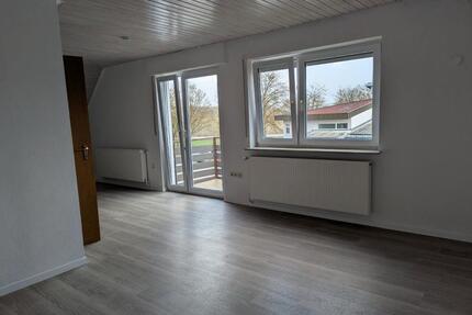 Helle 3-Zimmer Dachgeschosswohnung mit Balkon in Gröningen (Ortsr - Satteldorf