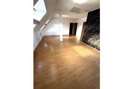 2 - Zimmer Dachgeschoss Wohnung Nähe Krankenhaus - Oldenburg Kreyenbrück