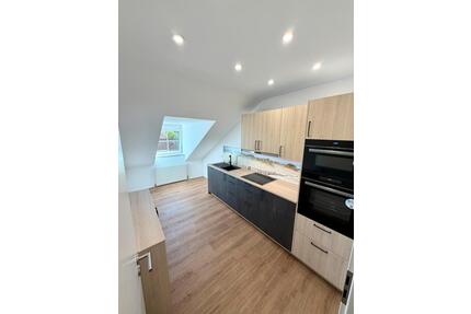 Moderne helle 2 Zimmer DG Wohnung mit Küche Balkon und Stellplatz - Ingolstadt Nordost