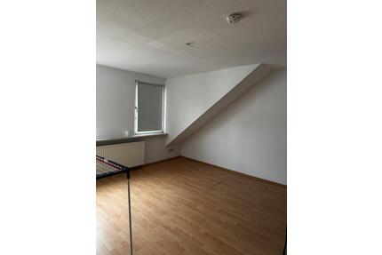 2,5 Zimmer Dachgeschosswohnung - 430,00&nbsp;EUR Kaltmiete, ca.&nbsp; 43,00&nbsp;m&sup2; in Dessau-Roßlau (PLZ: 06844)