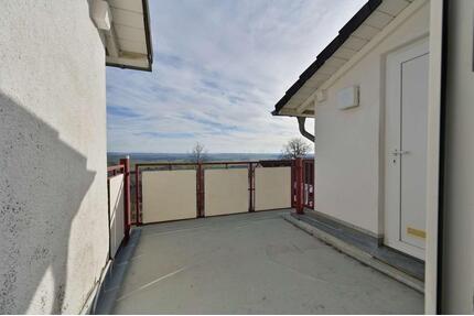 Großzügige 2‑Raum-Wohnung: Wohnzimmer und eigene Dachterrasse in ruhiger Lage - Hohenstein-Ernstthal