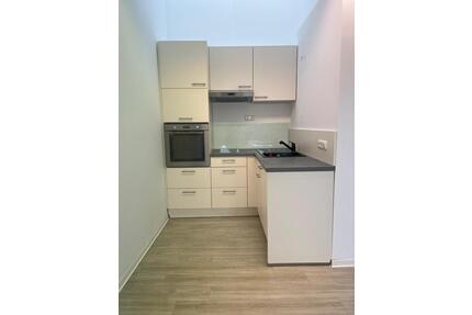 1-Zimmer Dachgeschosswohnung mit Einbauküche, Bad und Flur - Vaterstetten Baldham
