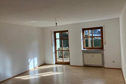 Zentrale Lage: 1 Zimmer Wohnung mit Balkon, EBK und TG Stellplatz - Deggendorf