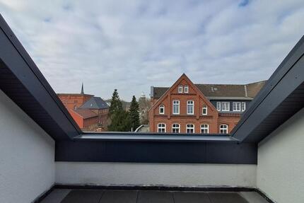 Anfragen NUR per E-Mail. Moderne 1-Zimmer Studiowohnung im 4.OG mit großem Balkon, hohem Decken, Schlafetage, GarderobenraumAK und Aufzug in der Nahe Magistrat Gelände Bremerhaven.