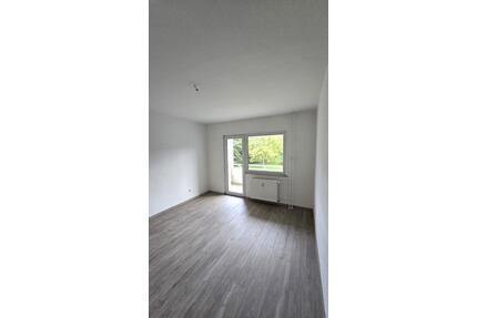 Sehr schöne komplett sanierte 2 Zimmer Wohnung mit Balkon in Oberhausen zu vermieten