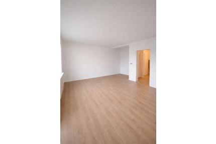 Frisch kernsanierte 1,5 Zimmer Wohnung mit Balkon und Einbauküche - Hilden Kalstert