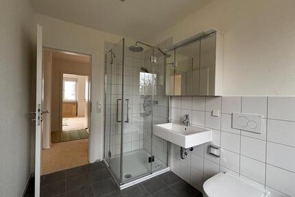 möbliertes WG-Zimmer in sanierter 3er WG mit Wohnküche und großer Terrasse - Saarbrücken Bischmisheim