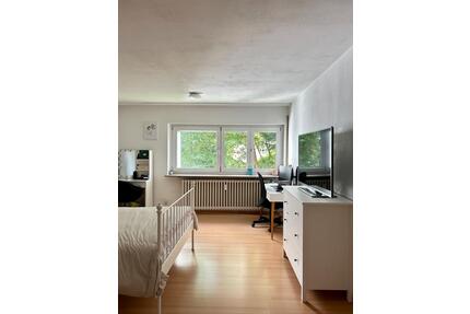 Schönes, großes Zimmer in 3er Mädels WG Stuttgart Mitte