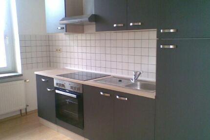 *** Großzügige WG 2-Zimmer mit Wannenbad, Einbauküche und Laminat im Zentrum *** - Limbach-Oberfrohna