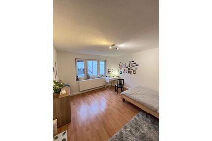 EIN WG Zimmer in 3er WG - 430,00&nbsp;EUR Kaltmiete, ca.&nbsp; 75,00&nbsp;m&sup2; in Nürnberg (PLZ: 90449) Gebersdorf