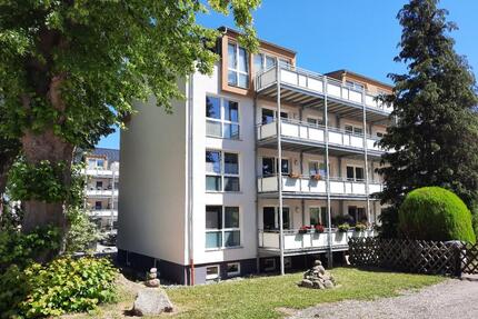 2 Zimmer | ca. 62 qm Wfl. | 2 Balkone | Fußbodenheizung | Dusche und Wanne | Stellplatz mgl. - Benz