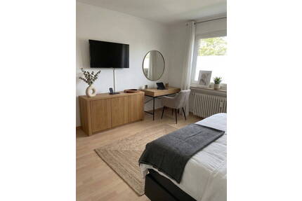 Ruhiges Zimmer in 3-Zimmer-Wohnung - Alters-WG in Frankfurt-Fechenheim (ideal für Senioren) - Frankfurt am Main